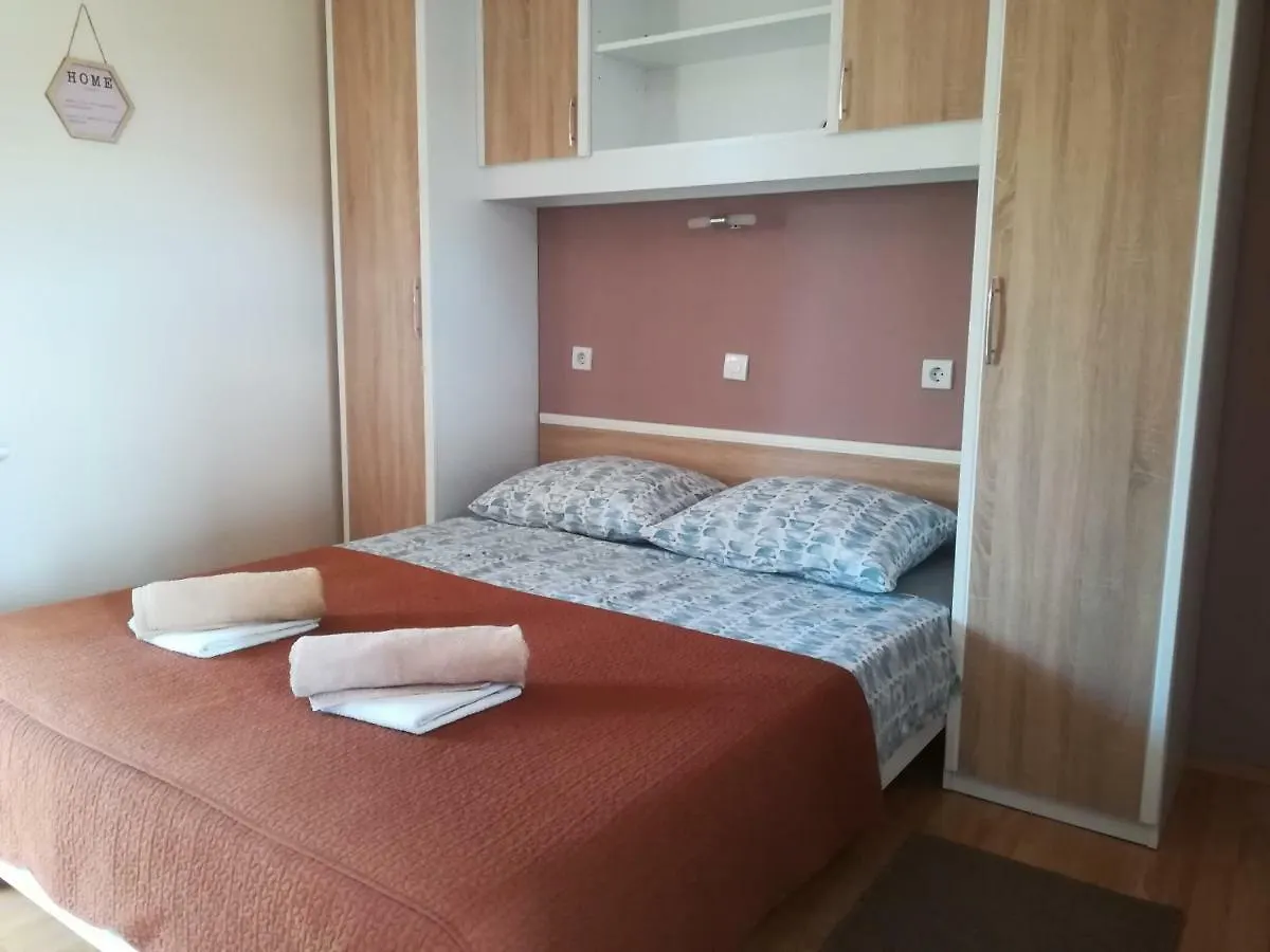 Apartments Vito نين 0*,